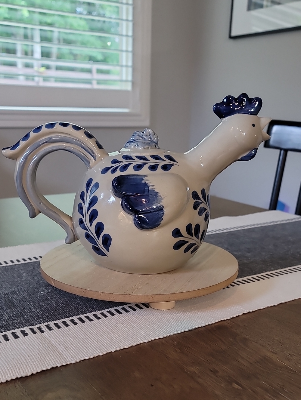 Cracker Barrel Stoneware Hen/Chicken Tea Pot/Pitcher